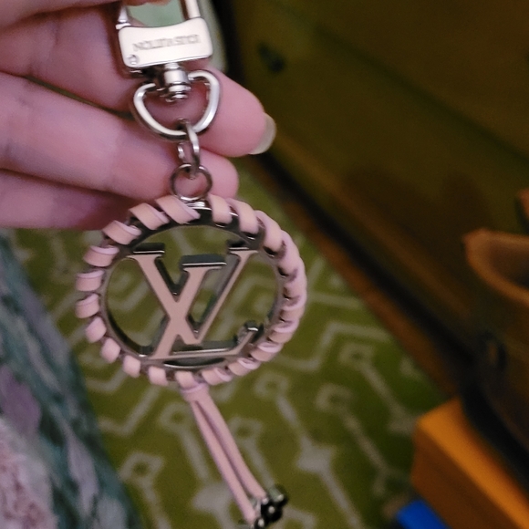 $325 EMT Louis Vuitton pink very bag charm. Classic LV logo - Picture 2 of 7